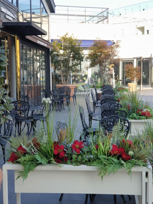 부산 아난티 호텔은 식당가 외부에 꽃나무와 식물, 화분을 조화롭게 배치해 자연 속에 있는 듯한 느낌을 준다.