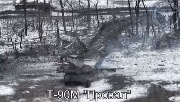 러시아군 주력 전차인 T-90이 우크라이나 전장에서 ‘디스코 헤드’로 불리는 결함으로 인해 포탑이 통제되지 않고 빙글빙글 도는 모습. 해당 전차는 결국 나무와 충돌한 후에야 회전을 멈췄다.