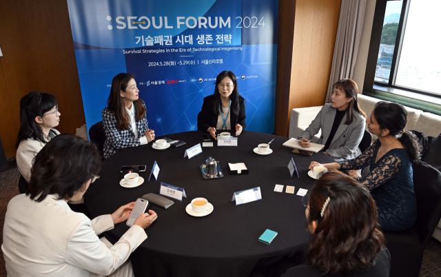 아니마 아난드쿠마르 캘리포니아공과대학 석좌교수와 이은주 IBM코리아 사장, 오세현 SKT 웹3 사업팀장, KB지주 AI센터장, 오혜연 KAIST AI연구원장, 김민희 IT여성기업인협회 부회장 겸 영남지회장 등이 28일 서울 중구 신라호텔에서 열린 '서울포럼 2024' 라운드테이블1에서 논의를 하고 있다. 이호재 기자