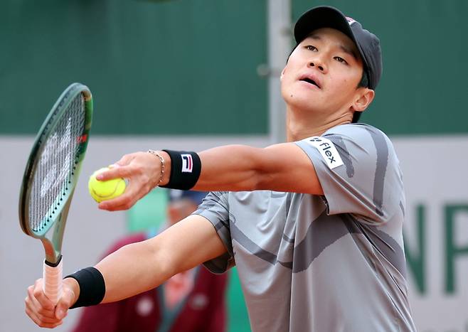 권순우가 27일 프랑스 파리의 스타드 롤랑가로스에서 열린 에밀 루수부오리와의 프랑스오픈 남자단식 1회전에서 서브를 넣고 있다.   파리 | EPA연합뉴스