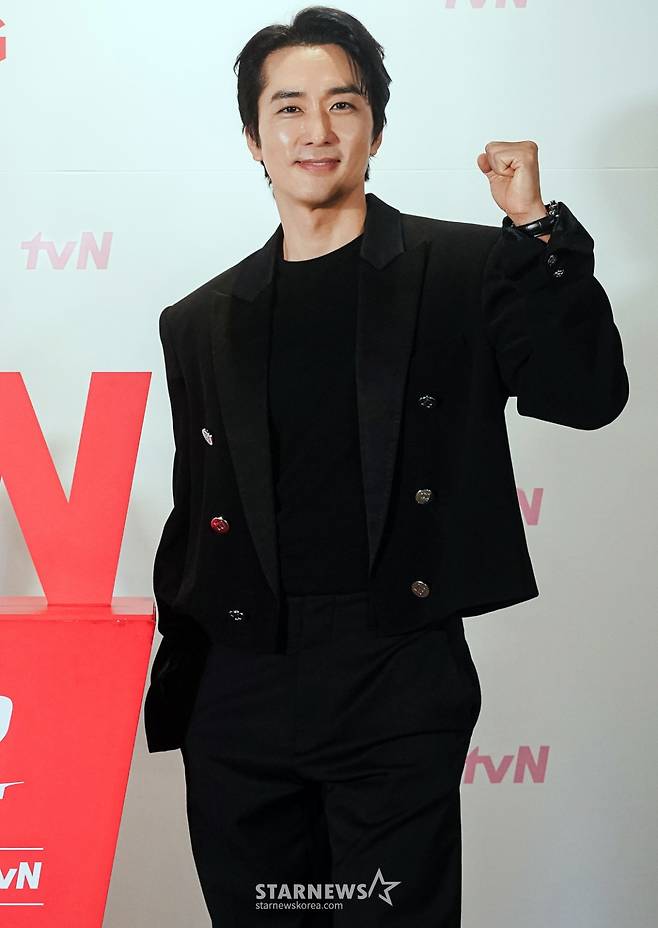 배우 송승헌이 28일 오후 온라인으로 진행된 tvN 드라마 '플레이이어2: 꾼들의 전쟁' 제작발표회에 참석해 포즈를 취하고 있다. 2024. 05.28   사기꾼, 해커, 파이터, 드라이버! 더 강력해진 '꾼'들이 돌아왔다! '가진 놈'들을 시원하게 털어버리는 팀플레이 액션 사기극으로 오는 3일 첫 방송된다. 2024.05.28 <사진=tvN 제공> /사진=임성균