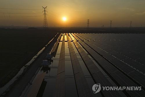 중국 산둥성의 태양광 발전소 [AP 연합뉴스 자료사진]