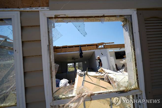 26일(현지시간) 미 텍사스 토네이도 피해 지역 [AP=연합뉴스. 재판매 및 DB 금지]