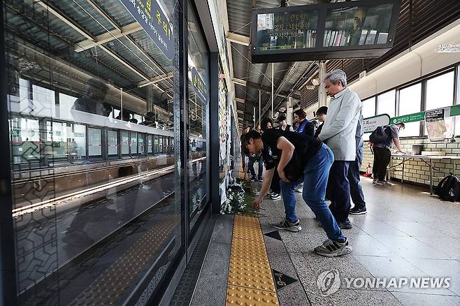 '구의역 김군' 8주기 헌화 (서울=연합뉴스) 임화영 기자 = 민주노총 공공운수노조 조합원들이 28일 오전 서울지하철 2호선 구의역 9-4 승강장에서 스크린도어를 고치다 숨진 김군 8주기를 맞아 안전한 공공교통을 요구하며 헌화하고 있다. 2024.5.28 hwayoung7@yna.co.kr