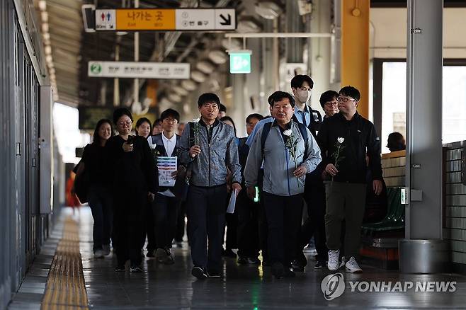 구의역 9-4 승강장으로 향하는 추모 발걸음 (서울=연합뉴스) 임화영 기자 = 민주노총 공공운수노조 조합원들이 스크린도어를 고치다 숨진 김군 8주기를 맞아 안전한 공공교통을 요구하며 헌화하기 위해 28일 오전 서울지하철 2호선 구의역 9-4 승강장으로 향하고 있다. 2024.5.28 hwayoung7@yna.co.kr