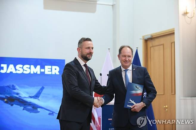 (바르샤바 EPA=연합뉴스) 악수하는 브와디스와프 코시니아크카미시 폴란드 국방장관(왼쪽)과 마크 브레진스키 폴란드 주재 미국 대사. 2024.5.28