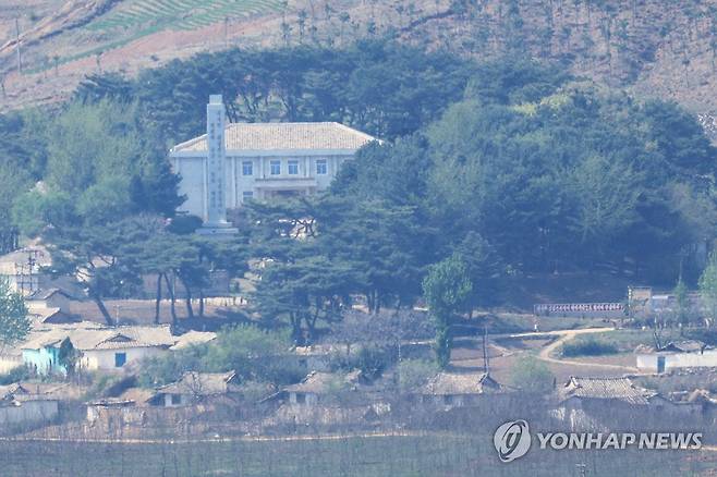 파주 오두산통일전망대에서 바라본 북한 황해북도 김일성사적관 [연합뉴스 자료사진]