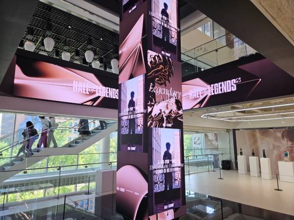 - 페이커 전설의 전당 헌액을 축하하는 광고