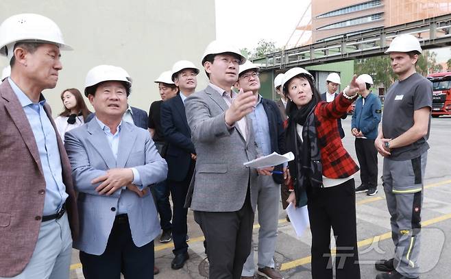 전국대도시시장협의회 이상일 회장(용인시장·왼쪽 세번째)이 빈에너지발전소의 탄소중립 연구시설 선임연구원으로부터 열화학 가스화 파일럿 플랜트에 대한 설명을 듣고 있다.(용인시 제공)