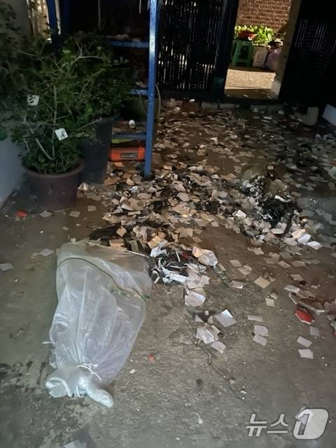 합동참모본부는 북한의 대남전단으로 추정되는 '미상물체'가 경기·강원 접적지역 일대에서 식별됐다고 29일 밝혔다. 전국 곳곳에서 북한이 보낸 것으로 추정되는 대남 '휴지짝·오물짝'을 발견했다는 목격담이 이어졌다. 사진은 서울지역에서 발견된 북한 대남풍선. (합동참모본부 제공) 2024.5.29/뉴스1