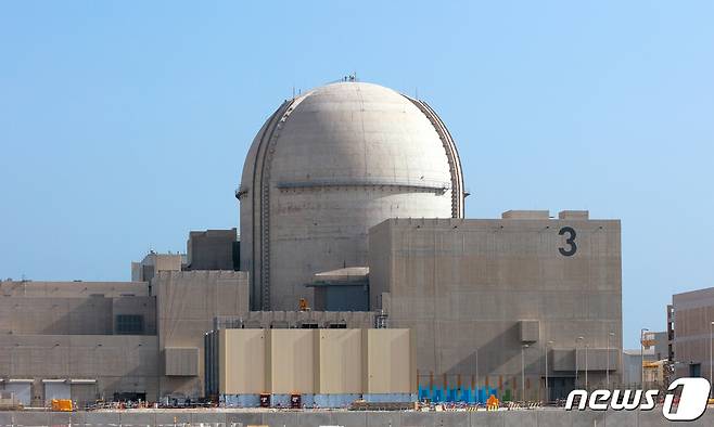 한국전력과 UAE원자력공사는 UAE 바라카 원전 3호기가 지난 24일 상업운전을 개시했다고 발표했다. 사진은 바라카 원전 3호기 전경. (한국전력 제공) 2023.2.26/뉴스1
