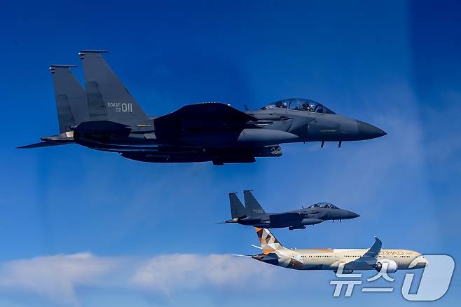 28일 오전 대한민국을 첫 국빈 방문하는 아랍에미리트연합국(UAE) 모하메드 빈 자이드 알 나흐얀 대통령이 탑승한 UAE 대통령기가 대한민국 방공식별구역(KADIZ)에 진입한 후, 대한민국 공군 전투기(F-15K) 4대의 호위를 받고 있다. (대통령실 제공) 2024.5.28/뉴스1 ⓒ News1 오대일 기자