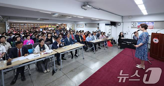 29일 오후 서울 마포구 일성여자중고등학교에서 열린 시 낭송대회에서 만학도들이 시를 낭송하고 있다. 2024.5.29/뉴스1 ⓒ News1 신웅수 기자