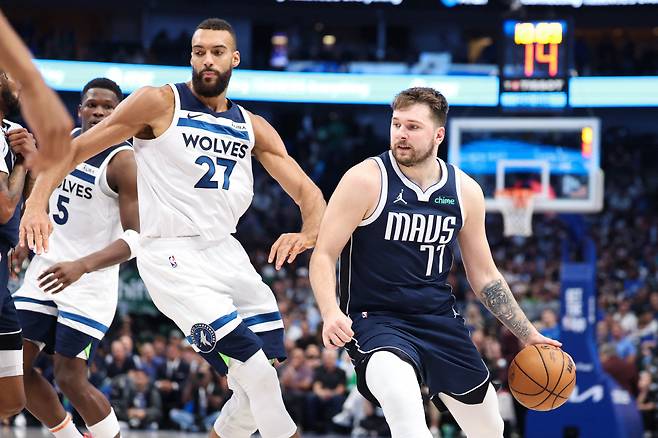 May 28, 2024; Dallas, Texas, USA; Dallas Mavericks guard Luka Doncic (77) dribbles against Minnesota Timberwolves center Rudy Gobert (27) during the third quarter of game four of the western conference finals for the 2024 NBA playoffs at American Airlines Center. Mandatory Credit: Kevin Jairaj-USA TODAY Sports







<저작권자(c) 연합뉴스, 무단 전재-재배포, AI 학습 및 활용 금지>