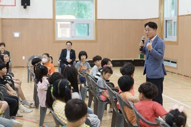 28일 전북 괴목초등학교에서 진행된 이동금융교육에서 이석용 농협은행장이 일일 금융교육강사로 나서 학생들과 소통의 시간을 나누고 있다. /농협은행