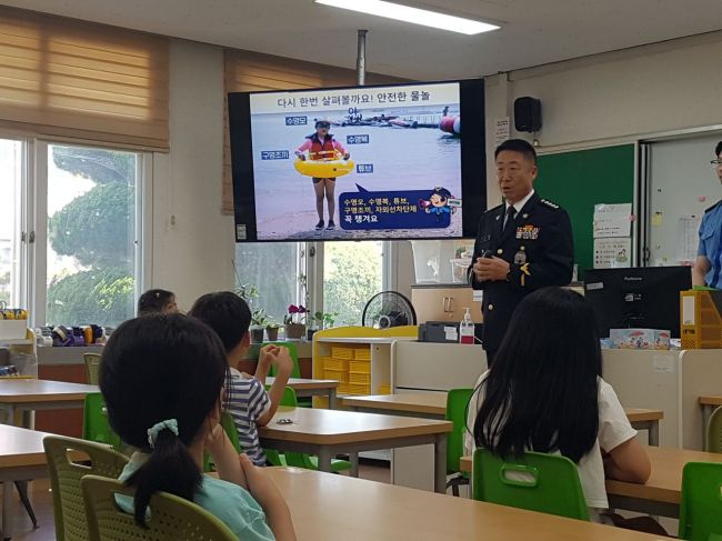 소병용 제주해경서장이 지난 28일 광양초등학교에서 1~2학년들 대상으로 물놀이 안전사고 예방을 위한 교육을 진행하고 있다.[사진제공=제주해경]