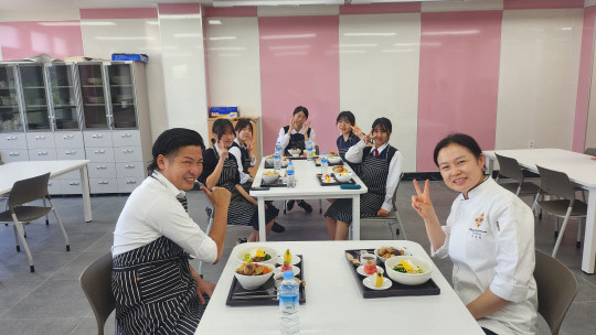 일본 구마모토 중앙고등학교 홈스테이 방문단이 지난 28일 논산여상에서 K-뷰티 체험, 안동찜닭 만들기, 한국 전통 디저트 체험, K-pop 체험, 환영식 등에 참여하며 한국의 직업교육을 체험했다. 논산여자상업고등학교 제공