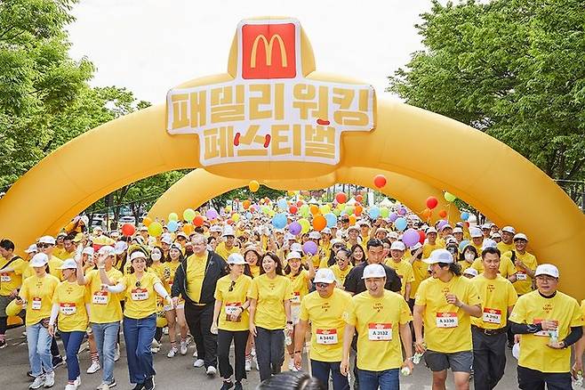 한국맥도날드 김기원 대표를 비롯한 임직원들과 협력사 주요 인사들은 출발선에 함께 모여 ‘2024 맥도날드 패밀리 워킹 페스티벌’ 걷기 행사의 시작을 알렸다.ⓒ맥도날드