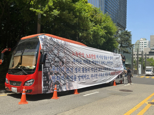 삼성전자 서초사옥 앞에 배치된 파업버스. 장우진 기자