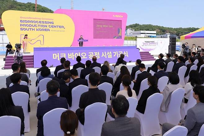 이장우 대전시장이 29일 대전 유성 둔곡지구에서 열린 머크 라이프사이언스사의 바이오프로세싱 생산센터 착공식에서 축사를 하고 있다.