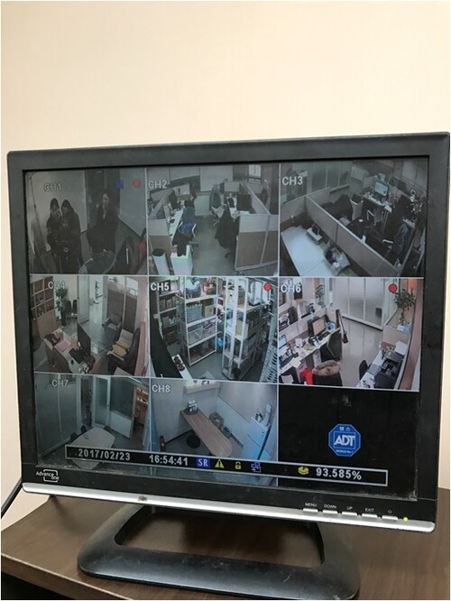 2017년 2월 강형욱 보듬컴퍼니 대표가 운영하던 서울 잠원동 7층 사무공간을 비추는 CCTV 화면. 일본에 있던 강 대표의 요청으로 수리기사가 사무실에 찾아 오면서 직원들은 CCTV가 회사 내 어떻게 설치되었는지 알게됐다고 말했다. 제보자 제공