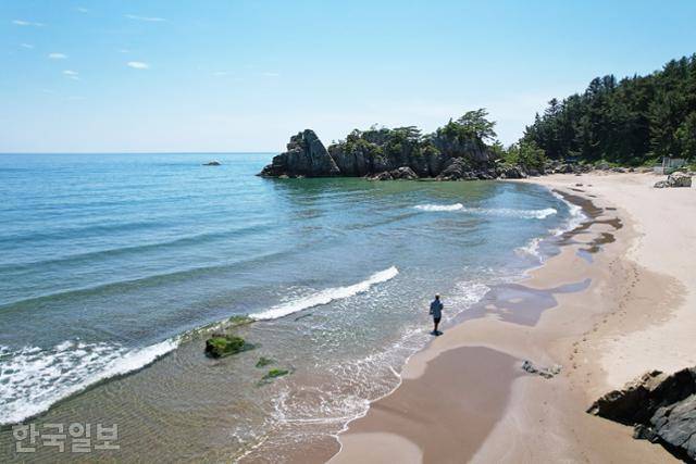 삼척 부남해변은 영화 '헤어질 결심'을 촬영한 곳으로 '마침내' 해변으로도 불린다. 갯바위가 어우러진 자그마한 해변이 다양한 감성을 불러일으킨다.