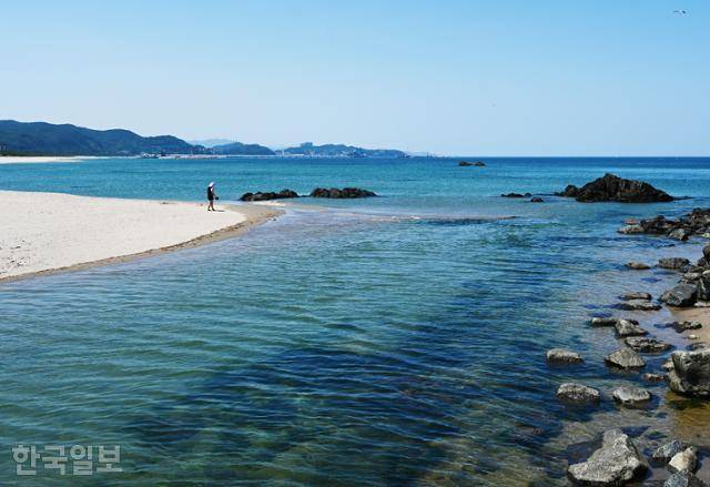 마읍천을 흘러내린 물이 덕봉산 아래에서 바다와 합류한다.