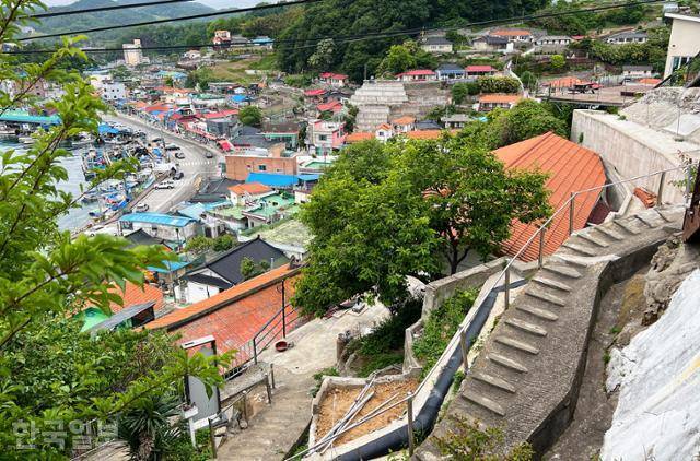 나릿골 어느 골목을 선택해도 길은 이어진다. 다른 집 마당을 거치기도 하고 좁은 계단을 오르기도 한다.