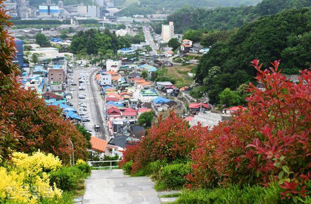 나릿골 감성마을 꼭대기는 공원으로 조성돼 있다. 마을과 바다가 시원하게 내려다보인다.
