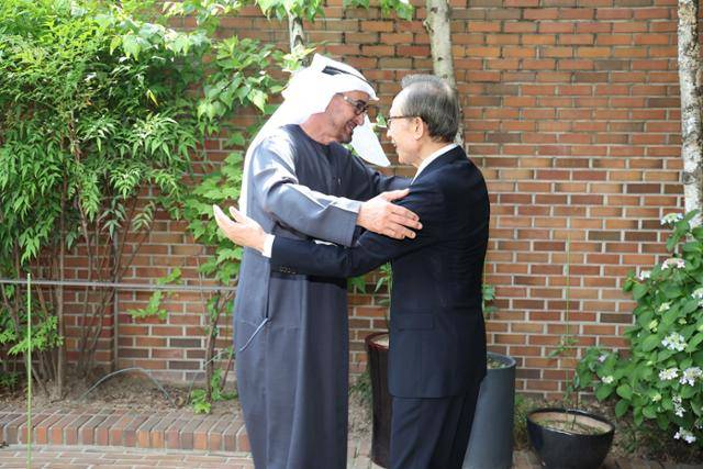 무함마드 빈 자이드 알 나하얀 아랍에미리트(UAE) 대통령이 29일 서울 논현동 이명박 전 대통령 자택을 방문해 이 전 대통령과 인사하고 있다. 뉴시스