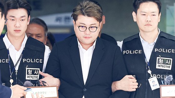 음주 뺑소니 혐의를 받는 가수 김호중이 지난 24일 구속 전 피의자 심문(영장실질심사)을 마친 뒤 서울 서초구 서울중앙지법을 나와 호송차로 향하고 있다. 연합뉴스