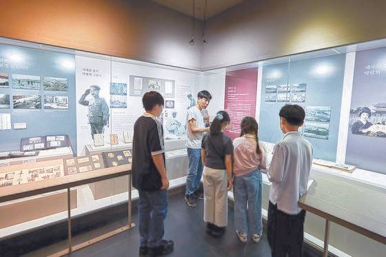일본의 수탈과 친일파 양성으로 힘겨웠던 식민지 조선인들의 생활을 보여주는 유물을 살펴보는 소중 학생기자단.