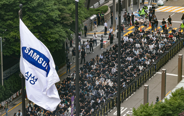 ▲ 삼성전자 노동조합 조합원들이 지난 24일 오후 서울 강남구 삼성전자 사옥 앞에서 노동조합과의 교섭을 촉구하며 문화 행사를 열고 있다. [연합뉴스 자료사진]