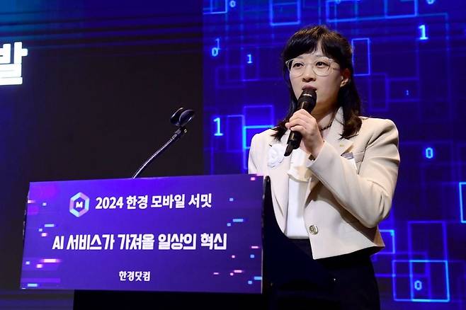 한경닷컴이 주최하고 과학기술정보통신부, 정보통신산업진흥원이 후원하는 '2024 대한민국 모바일 서밋'이 29일 서울 여의도 글래드호텔에서 'AI 서비스가 가져올 일상의 혁신'을 주제로 열렸다. 오순영 KB국민은행 금융AI센터장이 'AI시대가 바꿀 금융서비스의 현재와 미래'를 주제로 강연하고 있다. 사진=변성현 한경닷컴 기자 byun84@hankyung.com