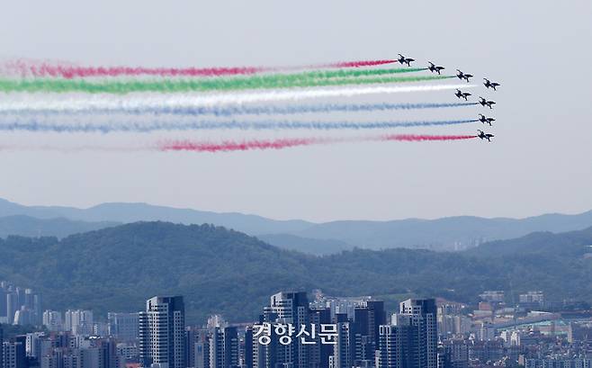 공군 특수비행팀 블랙이글스가 29일 오전 서울 용산구 상공에서 무함마드 빈 자예드 알 나흐얀 아랍에미리트(UAE) 대통령 방한 기념 축하 비행을 하고 있다. 정지윤 선임기자