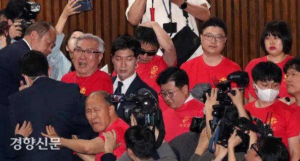 Members of the Marine Corps Reserve Regiment protest following the final defeat of bill mandating special counsel investigation into death of Marine Corporal Chae. By Park Min-kyu