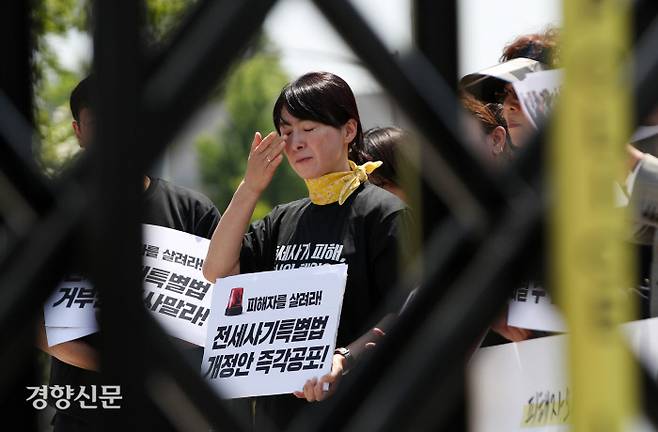 언제쯤 이 비극서 벗어날까 한 전세사기 피해자가 29일 서울 용산구 대통령실 청사 앞에서 열린 전세사기 피해자 지원 특별법(전세사기특별법) 개정안 공포를 촉구하는 기자회견 도중 눈물을 훔치고 있다. 윤석열 대통령은 이날 전세사기특별법 등 4개 법안에 재의요구권(거부권)을 행사했다. 21대 국회 임기가 이날 종료돼 이들 법안은 사실상 폐기됐다. 권도현 기자 lightroad@kyunghyang.com