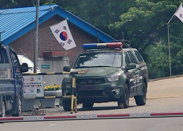 지난 27일 강원 인제군의 모 부대 위병소에 군사경찰 차량이 출입하고 있다. 연합뉴스