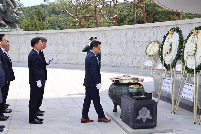 29일 서울 동작구 국립서울현충원을 찾은 어성철 한화시스템 대표(오른쪽)와 손재일 한화에어로스페이스 대표(맨 왼쪽) 등 한화그룹 방산 계열사 임직원들이 합동 참배를 하고 있다.   한화