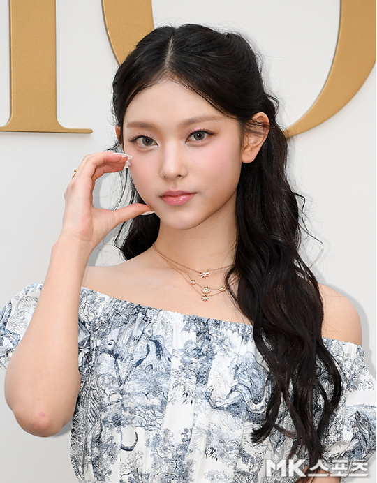 해린은 블루와 화이트가 어우러진 클래식한 패턴과 퍼프 소매가 돋보이는 오프숄더 미니 드레스를 착용해 귀족적이면서도 귀여운 이미지를 강조했다.사진=MK스포츠DB