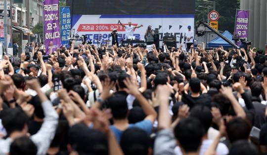 삼성전자 노동조합 조합원들이 지난 24일 오후 서울 서초구 삼성전자 사옥 앞에서 열린 ‘전국삼성전자노조 문화행사’ 뉴진스님 무대를 즐기고 있다. 뉴시스