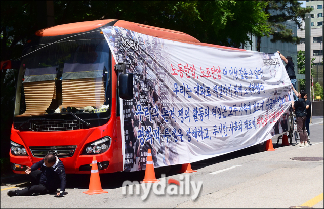 삼성전자 최대 노조인 전국삼성전자노동조합(전삼노)이 29일 삼성 서초사옥 앞에서 파업 기자회견을 열었다. 노조가 '파업버스'에 파업선언서 현수막을 게시하고 있다. /송일섭 기자