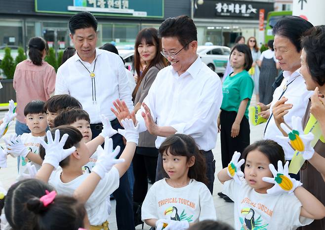 경북도가 28일 성주군 생생버스 시즌2 중 저출생극복플래시몹을 펼치고 있다.[경북도 제공]