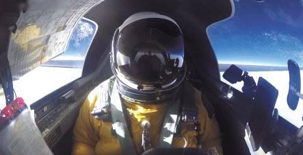 1955년 미 공군과 CIA의 공동 프로젝트로 탄생한 U2 정찰기는 이후 70년간 미 정찰기의 대체불가 아이콘으로 불리고 있다. 2만m 상공에서 운용되는 U-2 특성상 조종사는 우주복과 흡사한 조종복을 착용한다.