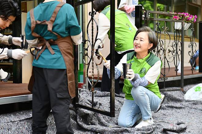 [서울=뉴시스]코오롱그룹이 지난 20일부터 오는 31일까지 집중 봉사주간 '드림 파트너스 위크(Dream Partners Week)'를 진행한다. 서창희 코오롱사회봉사단장(오른쪽 아래)이 지난 28일 서울 마포의 '성산행복한홈스쿨'에서 테라스 목재 개보수 및 화단 가꾸기 활동을 진행하고 있다. (사진=코오롱그룹 제공) photo@newsis.com *재판매 및 DB 금지