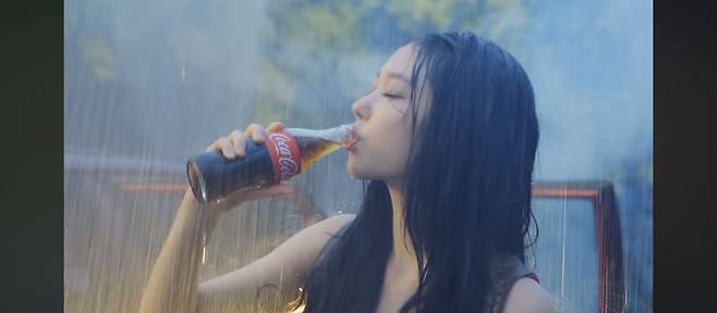 [서울=뉴시스] 뉴진스 '하우 스위트' 뮤직비디오. (사진 = 어도어 제공) 2024.05.27. photo@newsis.com *재판매 및 DB 금지