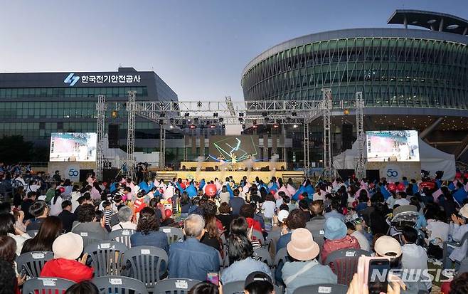 [전주=뉴시스]윤난슬 기자 = 한국전기안전공사는 전날 오후 전북혁신도시에 있는 본사 대운동장에서 지역주민과 함께하는 음악회 '봄·여름, 그 사이'를 성황리에 마무리했다고 29일 밝혔다.(사진=전기안전공사 제공)