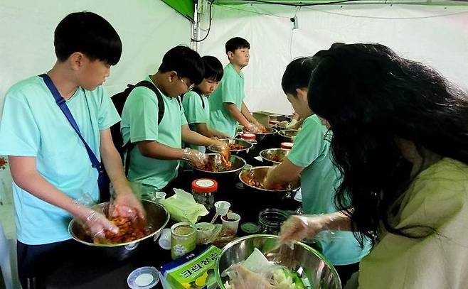 [여수=뉴시스] 29일 여수세계박람회장서 진로체험 학습하는 학생들. (사진 = 전남교육청 제공). 2024.05.29. photo@newsis.com *재판매 및 DB 금지