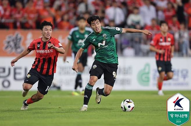 [서울=뉴시스] 프로축구 K리그1 강원FC의 김대우(왼쪽)와 전북현대의 박주영. (사진=한국프로축구연맹 제공) *재판매 및 DB 금지