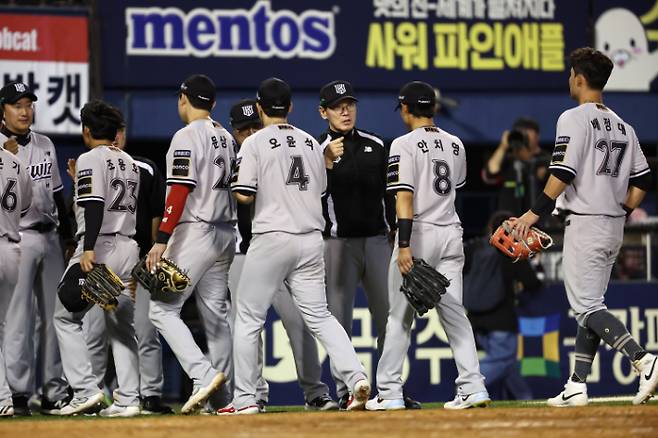 28일 오후 잠실야구장에서 열린 2024 KBO리그 kt 대 두산 경기. 12대 3으로 승리한 kt 선수들이 이강철 감독과 하이파이브를 하고 있다. 연합뉴스